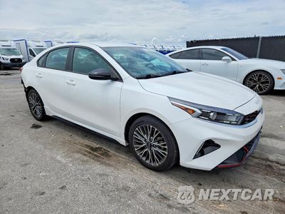 Czwarte zdjęcie samochodu z boku: 2023 KIA FORTE GT LINE VIN:3KPF54ADXPE563305 - miniatura