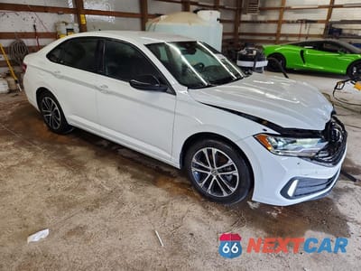 Czwarte zdjęcie samochodu z boku: 2024 VOLKSWAGEN JETTA SPORT VIN:3VWBM7BU0RM072491 - miniatura