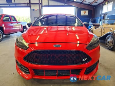 Piąte zdjęcie samochodu w środku: 2017 FORD FOCUS ST VIN:1FADP3L93HL218328 - miniatura