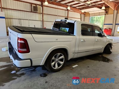 Trzecie zdjęcie samochodu z tyłu: 2021 RAM 1500 LIMITED VIN:1C6SRFHMXMN788570 - miniatura
