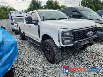 Czwarte zdjęcie samochodu z boku: 2024 FORD F350 SUPER DUTY VIN:1FT8W3BT3RED49390 - miniatura