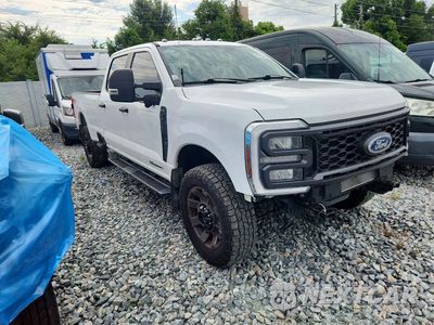 Czwarte zdjęcie samochodu z boku: 2024 FORD F350 SUPER DUTY VIN:1FT8W3BT3RED49390 - miniatura