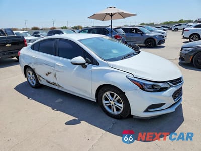 Czwarte zdjęcie samochodu z boku: 2017 CHEVROLET CRUZE LT VIN:1G1BE5SM6H7204174 - miniatura