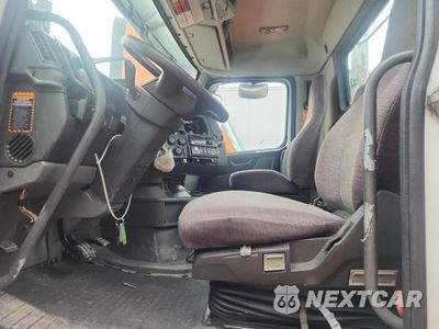 Zdjęcie 7 z 13 samochodu: 2019 VOLVO VNR SEMI TRUCK VIN:4V4WC9DG5KN898005 - miniatura
