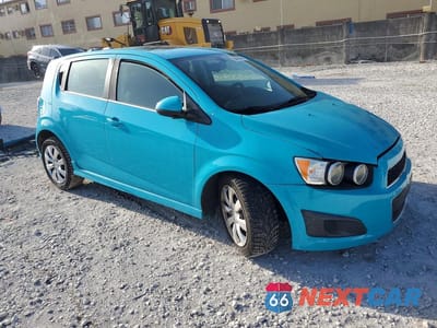 Czwarte zdjęcie samochodu z boku: 2020 CHEVROLET SONIC LT VIN:1G1JD6SB1L4107977 - miniatura
