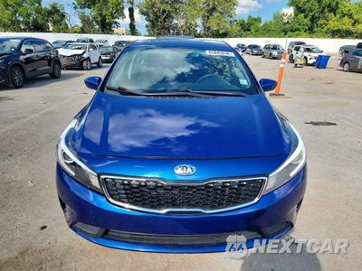 Piąte zdjęcie samochodu w środku: 2017 KIA FORTE LX VIN:3KPFK4A79HE038613 - miniatura