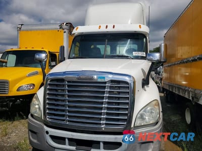 Piąte zdjęcie samochodu w środku: 2010 FREIGHTLINER CASCADIA 125 VIN:1FUJGEDR3ALAV5575 - miniatura