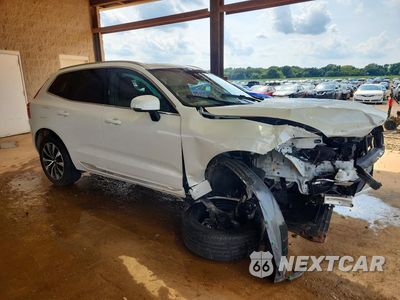 Czwarte zdjęcie samochodu z boku: 2023 VOLVO XC60 PLUS VIN:YV4L12DN6P1374111 - miniatura
