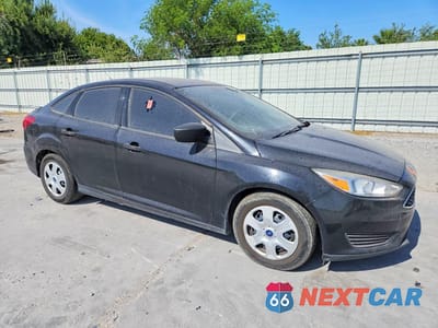 Czwarte zdjęcie samochodu z boku: 2018 FORD FOCUS S VIN:1FADP3E23JL259113 - miniatura