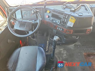 Zdjęcie 8 z 14 samochodu: 2000 VOLVO VN VIN:4V4ND1JHXYN787031 - miniatura