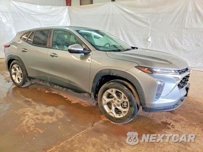 Czwarte zdjęcie samochodu z boku: 2025 CHEVROLET TRAX LS VIN:KL77LFEP3SC259076 - miniatura
