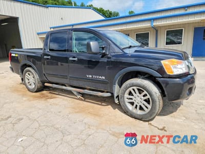 Czwarte zdjęcie samochodu z boku: 2014 NISSAN TITAN SV VIN:1N6AA0EC0EN501188 - miniatura