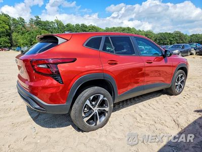 Trzecie zdjęcie samochodu z tyłu: 2024 CHEVROLET TRAX 1RS VIN:KL77LGE23RC113765 - miniatura