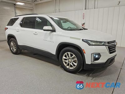 Czwarte zdjęcie samochodu z boku: 2023 CHEVROLET TRAVERSE LT VIN:1GNEVMKW2PJ222602 - miniatura