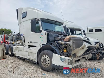 Czwarte zdjęcie samochodu z boku: 2016 VOLVO VNL SEMI TRUCK VIN:4V4NC9TG9GN960266 - miniatura
