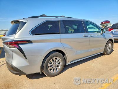 Trzecie zdjęcie samochodu z tyłu: 2025 TOYOTA SIENNA XLE 8-PASSENGER VIN:5TDYRKEC9SS251770 - miniatura