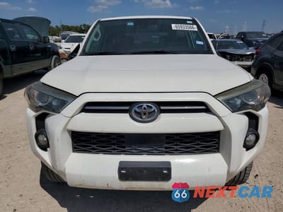 Piąte zdjęcie samochodu w środku: 2020 TOYOTA 4RUNNER SR5 VIN:JTEZU5JR2L5216571 - miniatura