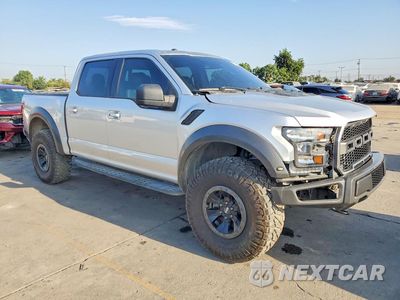 Czwarte zdjęcie samochodu z boku: 2017 FORD F150 RAPTOR VIN:1FTFW1RG8HFC50397 - miniatura