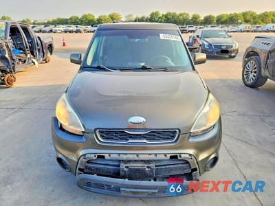 Piąte zdjęcie samochodu w środku: 2013 KIA SOUL BASE VIN:KNDJT2A51D7558728 - miniatura