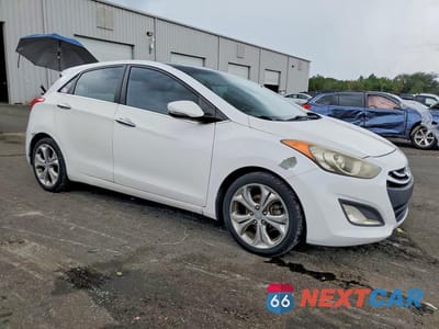 Czwarte zdjęcie samochodu z boku: 2013 HYUNDAI ELANTRA GT BASE VIN:KMHD35LE5DU088535 - miniatura