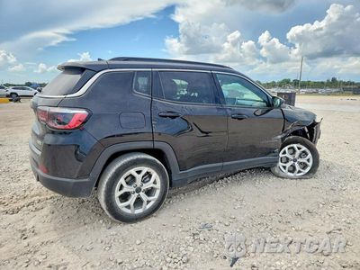 Trzecie zdjęcie samochodu z tyłu: 2025 JEEP COMPASS LATITUDE VIN:3C4NJDBN9ST550158 - miniatura
