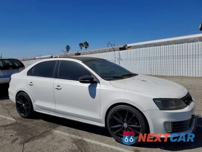Czwarte zdjęcie samochodu z boku: 2014 VOLKSWAGEN JETTA GLI VIN:3VW4T7AJ8EM350504 - miniatura