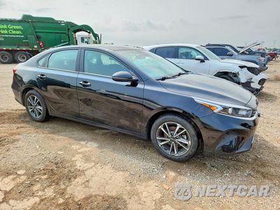 Czwarte zdjęcie samochodu z boku: 2023 KIA FORTE LXS VIN:3KPF24AD8PE607939 - miniatura