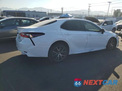 Trzecie zdjęcie samochodu z tyłu: 2021 TOYOTA CAMRY HYBRID SE VIN:4T1G31AK3MU028364 - miniatura