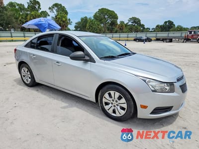 Czwarte zdjęcie samochodu z boku: 2014 CHEVROLET CRUZE LS VIN:1G1PA5SH9E7280942 - miniatura