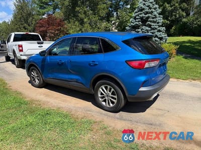Trzecie zdjęcie samochodu z tyłu: 2020 FORD ESCAPE SE VIN:1FMCU9G69LUC41483 - miniatura