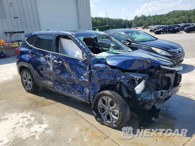 Czwarte zdjęcie samochodu z boku: 2026 KIA SELTOS LX VIN:KNDEPCAA3T7893822 - miniatura