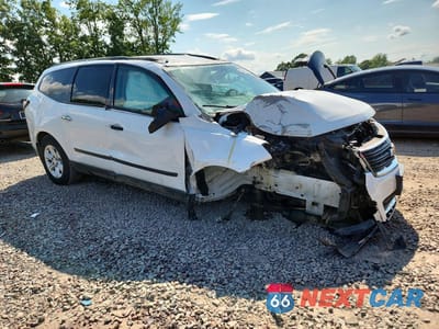 Czwarte zdjęcie samochodu z boku: 2017 CHEVROLET TRAVERSE LS VIN:1GNKVFKD4HJ118465 - miniatura
