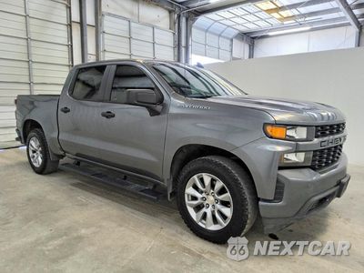 Czwarte zdjęcie samochodu z boku: 2021 CHEVROLET SILVERADO C1500 CUSTOM VIN:3GCPWBEKXMG348635 - miniatura