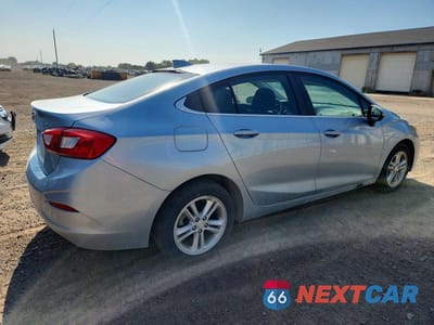 Trzecie zdjęcie samochodu z tyłu: 2018 CHEVROLET CRUZE LT VIN:1G1BE5SM2J7113344 - miniatura
