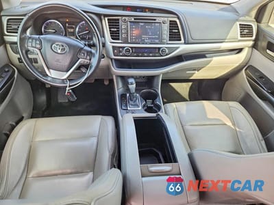 Zdjęcie 8 z 13 samochodu: 2018 TOYOTA HIGHLANDER XLE VIN:5TDKZRFH6JS542945 - miniatura