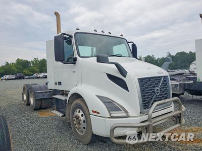 Czwarte zdjęcie samochodu z boku: 2019 VOLVO VNR SEMI TRUCK VIN:4V4WC9EH2KN906987 - miniatura