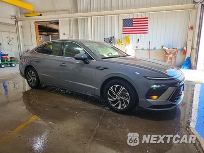 Czwarte zdjęcie samochodu z boku: 2026 HYUNDAI SONATA HYBRID BLUE VIN:KMHL24JJ6TA154423 - miniatura