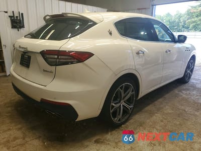 Trzecie zdjęcie samochodu z tyłu: 2022 MASERATI LEVANTE MODENA VIN:ZN661YUM8NX398445 - miniatura