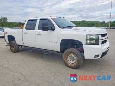 Czwarte zdjęcie samochodu z boku: 2007 CHEVROLET SILVERADO K2500 HEAVY DUTY VIN:1GCHK23667F516475 - miniatura