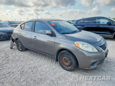 Czwarte zdjęcie samochodu z boku: 2012 NISSAN VERSA 1.6 S VIN:3N1CN7AP8CL928300 - miniatura