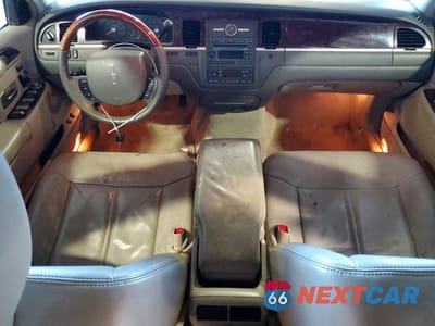 Zdjęcie 8 z 12 samochodu: 2011 LINCOLN TOWN CAR SIGNATURE LIMITED VIN:2LNBL8CVXBX761236 - miniatura