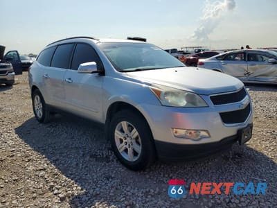 Czwarte zdjęcie samochodu z boku: 2011 CHEVROLET TRAVERSE LT VIN:1GNKRGED2BJ102293 - miniatura