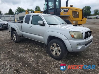 Czwarte zdjęcie samochodu z boku: 2011 TOYOTA TACOMA V6 VIN:5TFUU4EN5BX002256 - miniatura