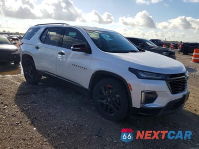 Czwarte zdjęcie samochodu z boku: 2022 CHEVROLET TRAVERSE PREMIER VIN:1GNERKKW7NJ128415 - miniatura