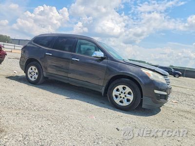 Czwarte zdjęcie samochodu z boku: 2017 CHEVROLET TRAVERSE LS VIN:1GNKVFED4HJ327734 - miniatura