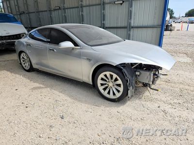 Czwarte zdjęcie samochodu z boku: 2015 TESLA MODEL S VIN:5YJSA1E27FF115128 - miniatura