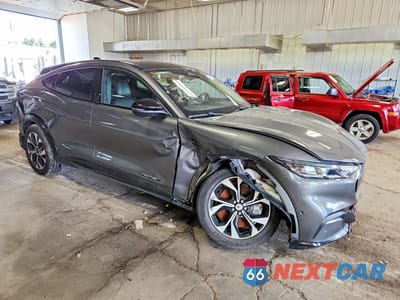 Czwarte zdjęcie samochodu z boku: 2023 FORD MUSTANG MACH-E PREMIUM VIN:3FMTK3SU3PMB05868 - miniatura