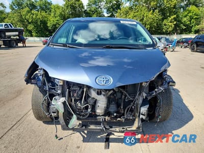 Piąte zdjęcie samochodu w środku: 2017 TOYOTA SIENNA XLE 8-PASSENGER VIN:5TDYZ3DC0HS821994 - miniatura