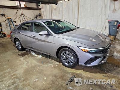 Czwarte zdjęcie samochodu z boku: 2025 HYUNDAI ELANTRA HYBRID BLUE VIN:KMHLM4DJXSU131763 - miniatura