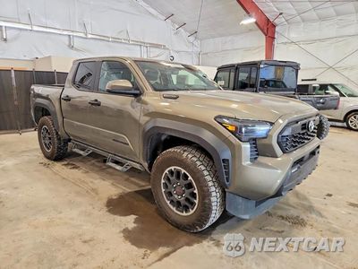 Czwarte zdjęcie samochodu z boku: 2025 TOYOTA TACOMA TRD OFF-ROAD HV VIN:3TYLC5LN8ST022924 - miniatura